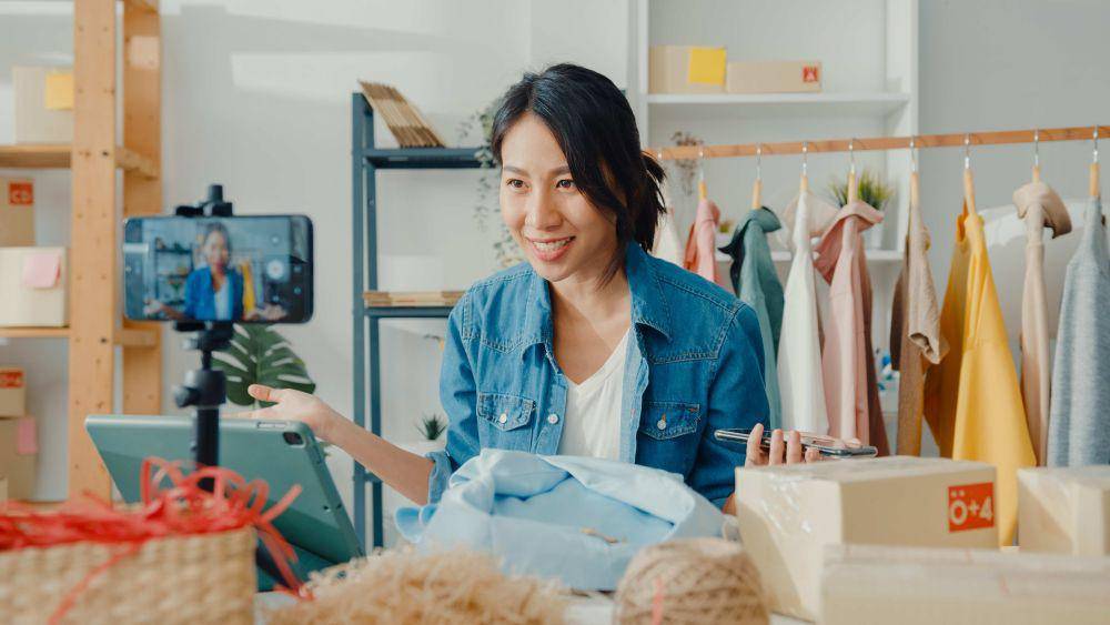 ilustrasi live shopping. (freepik.com/tirachardz)