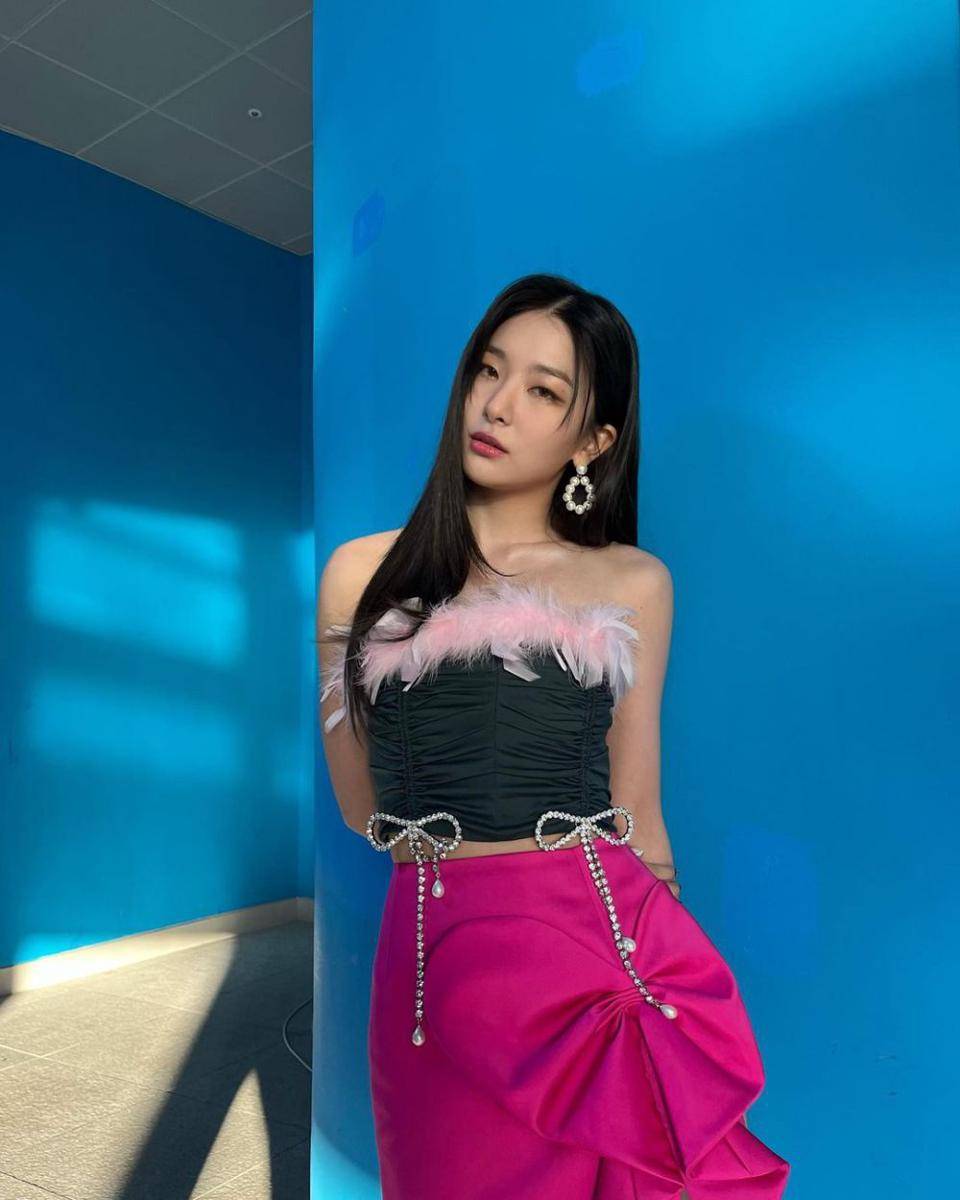 ide outfit serba pink ala Seulgi Red Velvet (instagram.com/hi_sseulgi)