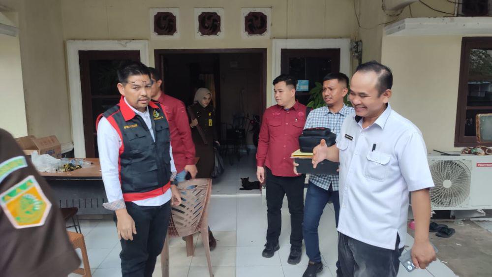 Rumah Dinas Pejabat Digeledah, Kejari Sita Rp130 Juta di Kotak Sepatu