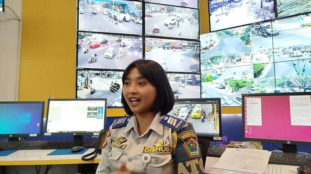 Petugas ATCS Dishub Kota Malang, Ajeng Ratnasari. (IDN Times/Rizal Adhi Pratama)
