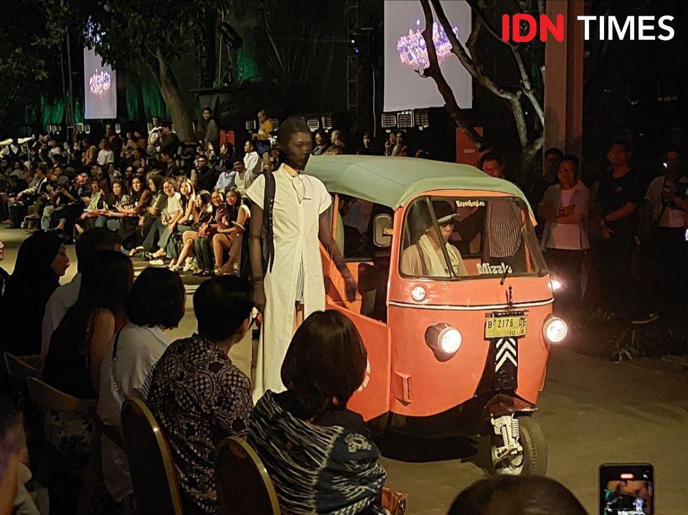 Fashion Show Ala Pasar Malam di Tangerang, Model Naik Bajaj ke Catwalk