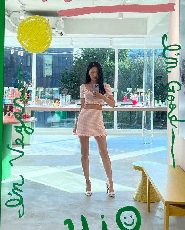 ide outfit serba pink ala Seulgi Red Velvet (instagram.com/hi_sseulgi)