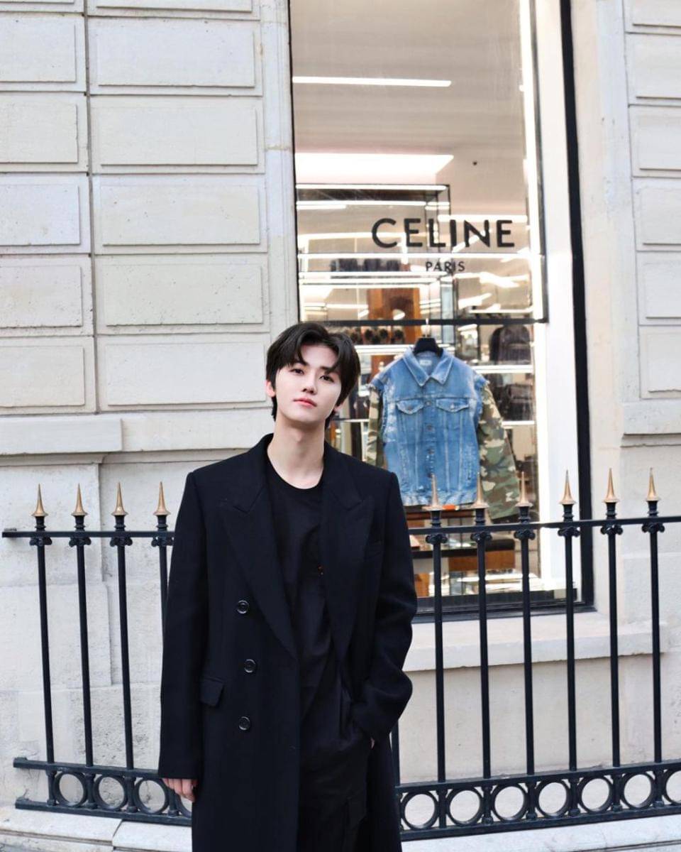 gaya outfit cowok mamba ala Jaemin NCT (instagram.com/na.jaemin0813)