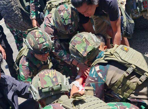 Proses evakuasi salah satu personel TNI Satgas 509/BY TK Titigi yang ditembak TPNPB-OPM di Intan Jaya, Papua Tengah, Rabu (31/7/2024). (IDN Times/Istimewa)