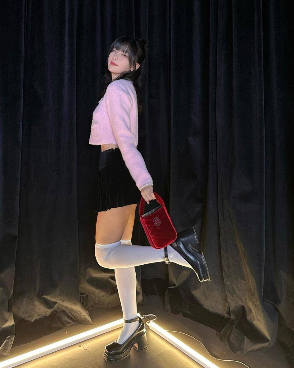 ide outfit serba pink ala Seulgi Red Velvet (instagram.com/hi_sseulgi)