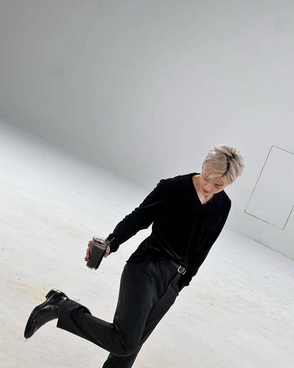 gaya outfit cowok mamba ala Jaemin NCT (instagram.com/na.jaemin0813)