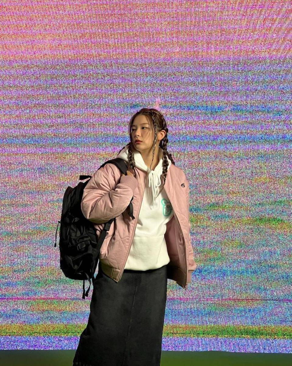 ide outfit serba pink ala Seulgi Red Velvet (instagram.com/hi_sseulgi)