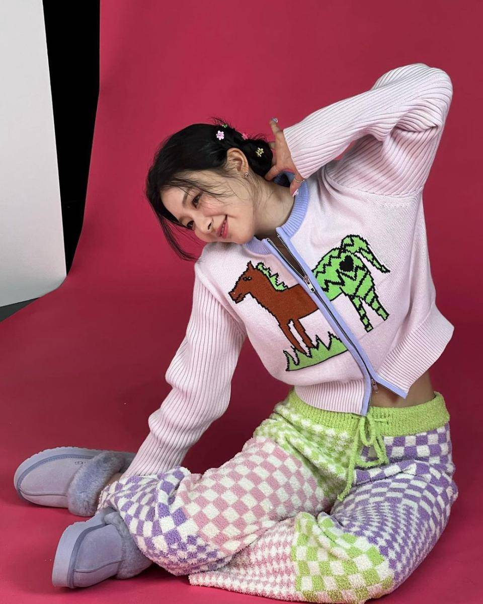 ide outfit serba pink ala Seulgi Red Velvet (instagram.com/hi_sseulgi)