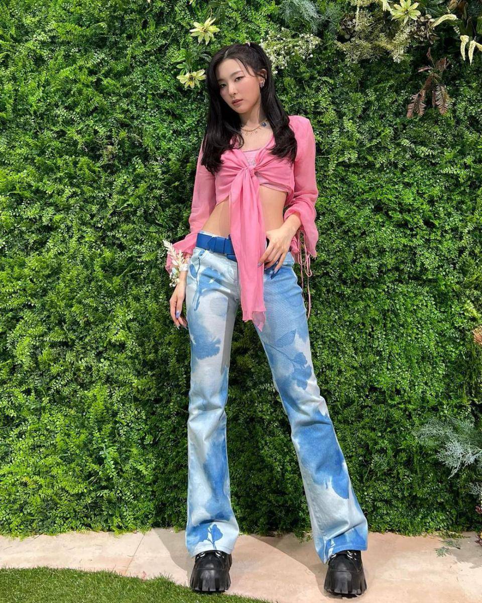 ide outfit serba pink ala Seulgi Red Velvet (instagram.com/hi_sseulgi)