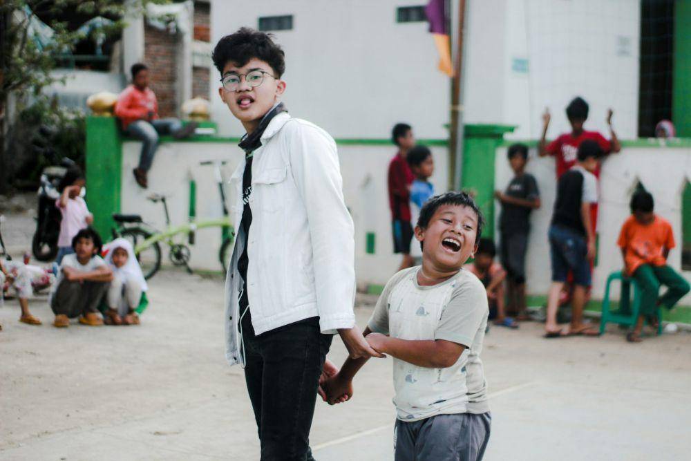 ilustrasi remaja dan anak laki-laki (unsplash.com/Alfian Dimas)