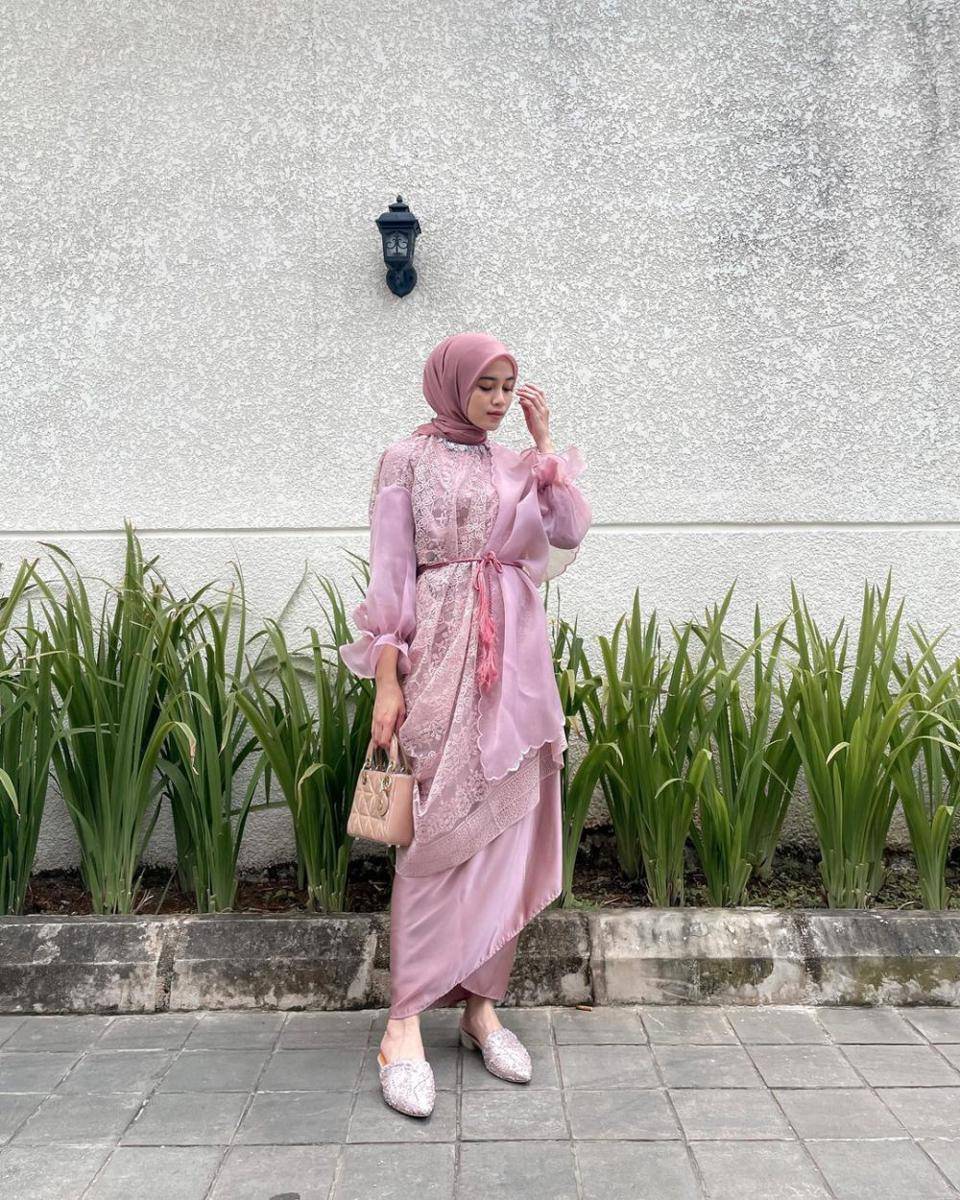inspirasi kebaya organza untuk wisuda (instagram.com/vinamaulina)