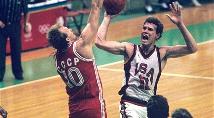 Amerika Serikat kalah dari Uni Soviet pada semifinal Olimpiade 1988. (fiba.basketball)