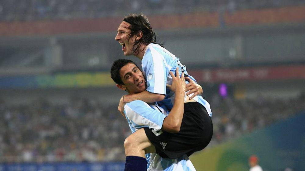 Angel Di Maria dan Lionel Messi meraih medali emas Olimpiade Beijing 2008. (olympics.com)