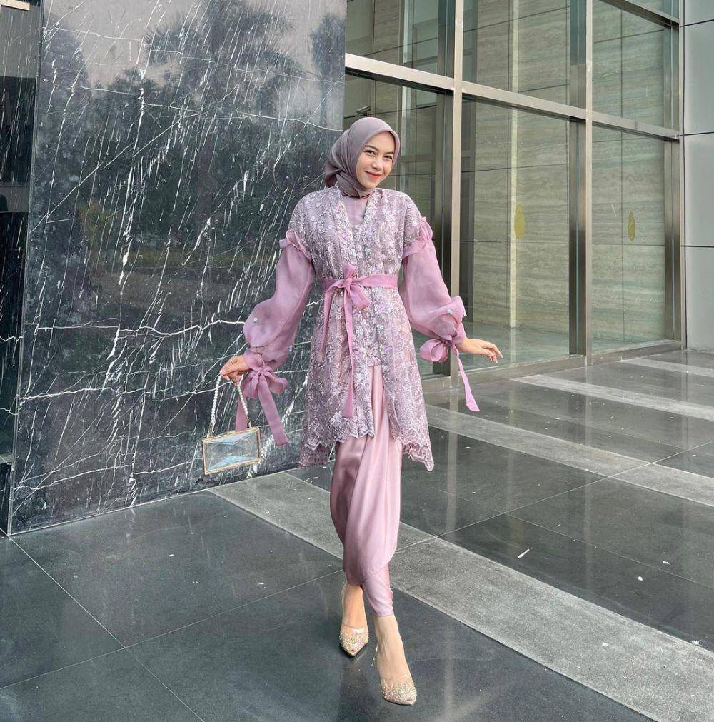 inspirasi kebaya organza untuk wisuda (instagram.com/nrmaidh_)