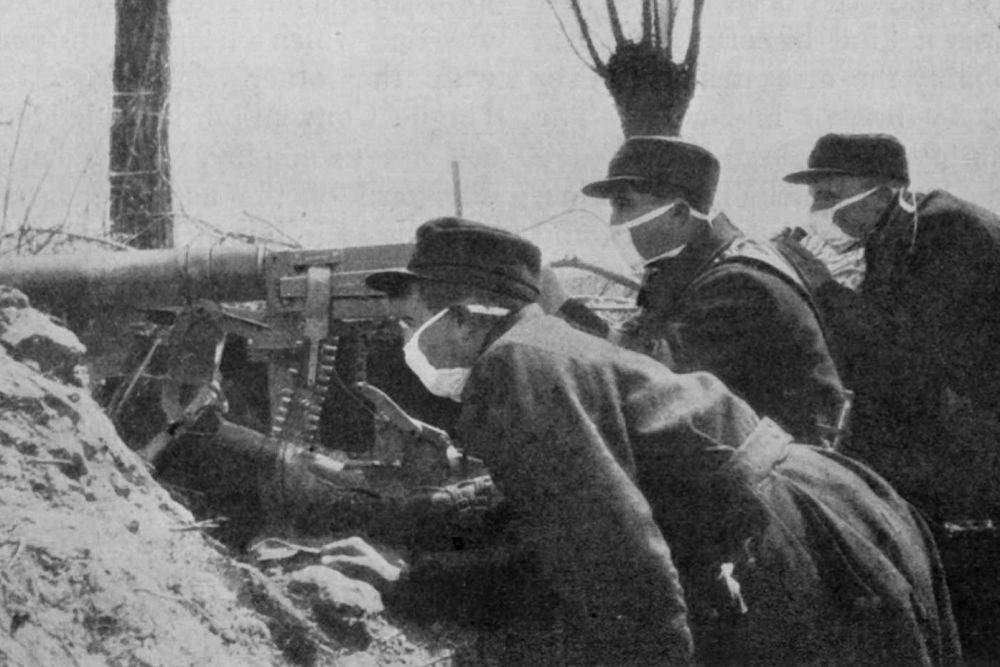 Para prajurit dan penembak senapan mesin dari Belgia yang mengenakan masker gas pada masa awal Perang Dunia I. (commons.wikimedia.org/Photographer unknown)