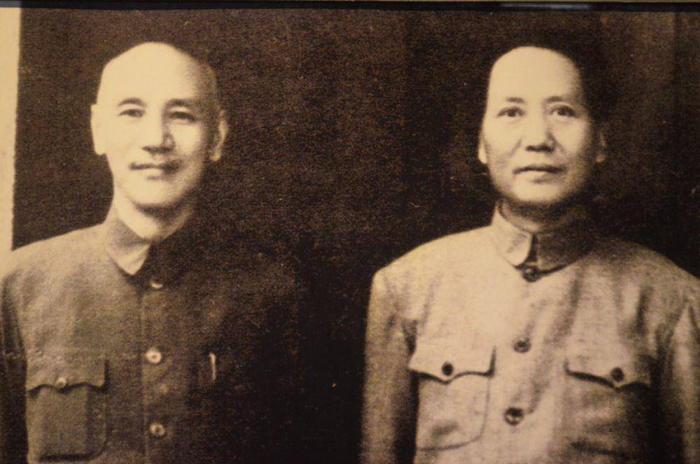 kiri-kanan : Chiang Kai-shek dan Mao Zedong (neespix.com/Peter Griffin)
