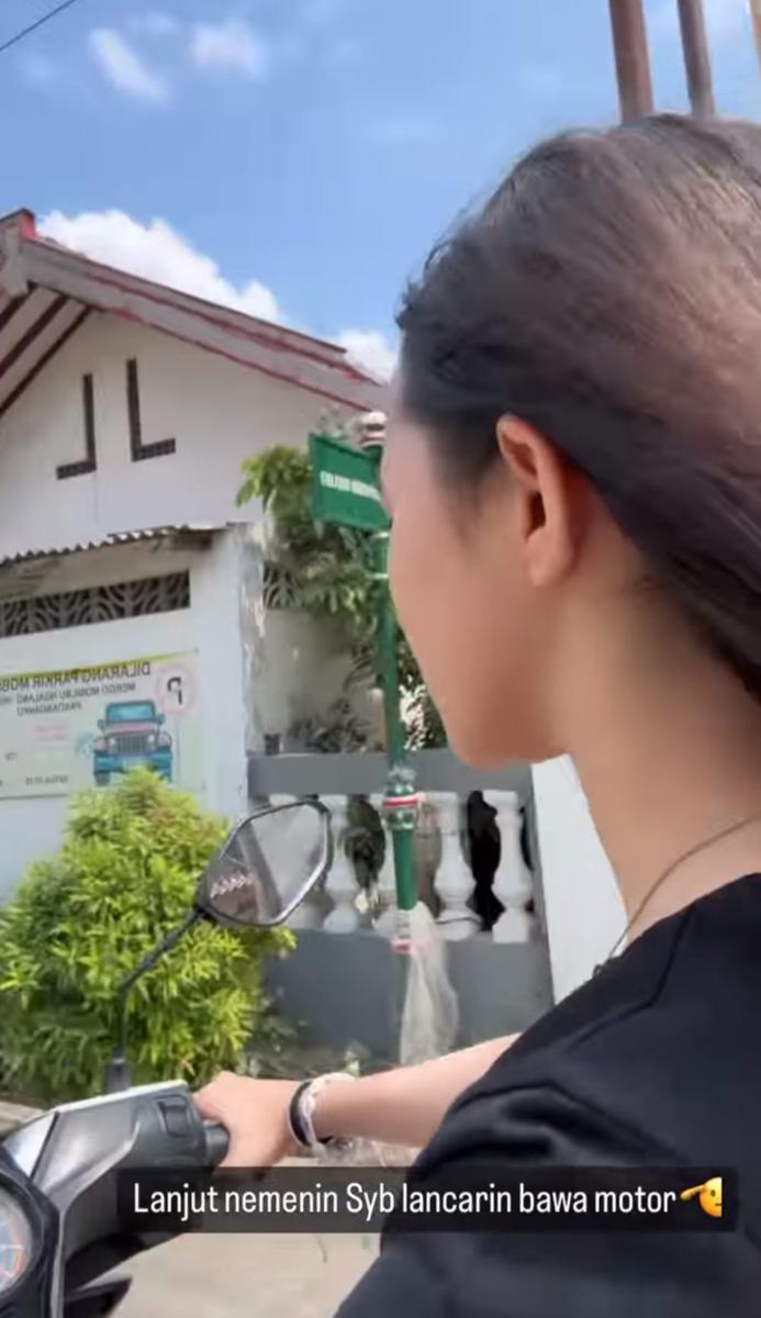 potret Zaskia Adya Mecca mengajari anaknya mengendarai motor (instagram.com/zaskiaadyamecca)
