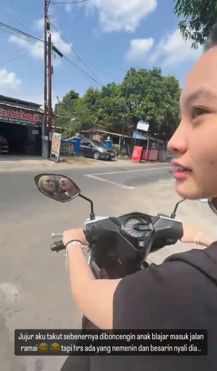 potret Zaskia Adya Mecca mengajari anaknya mengendarai motor (instagram.com/zaskiaadyamecca)