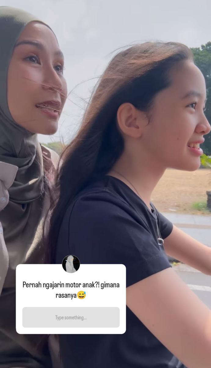potret Zaskia Adya Mecca mengajari anaknya mengendarai motor (instagram.com/zaskiaadyamecca)