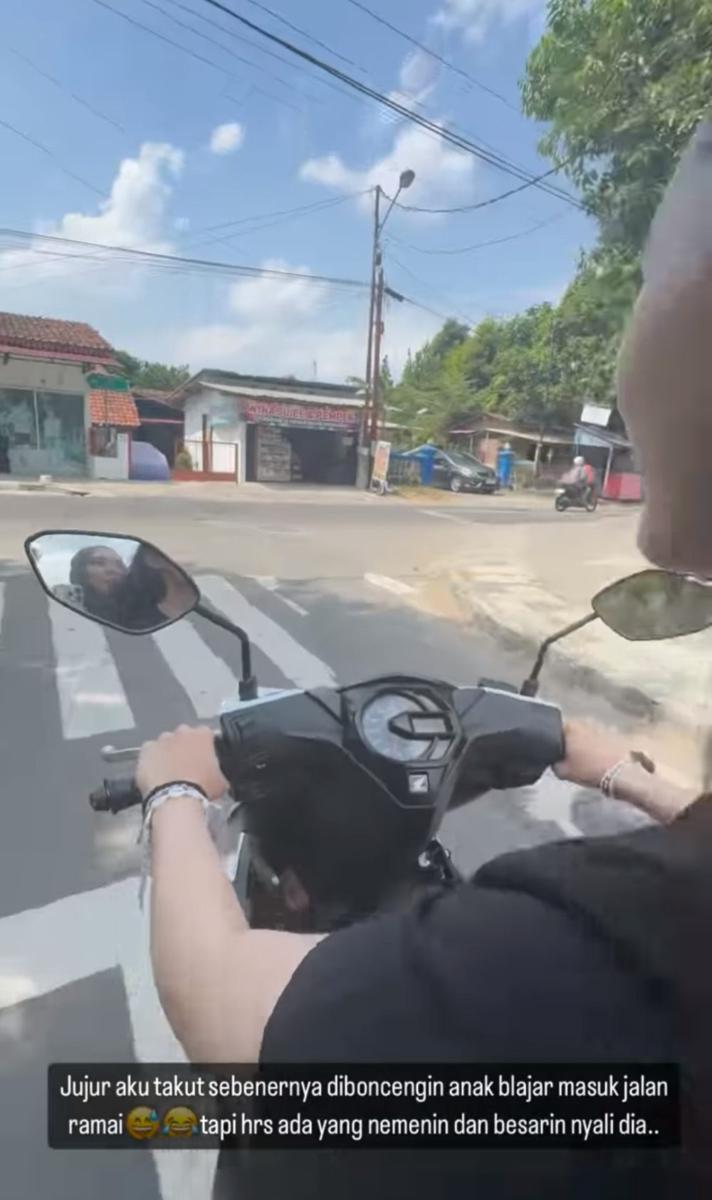 potret Zaskia Adya Mecca mengajari anaknya mengendarai motor (instagram.com/zaskiaadyamecca)