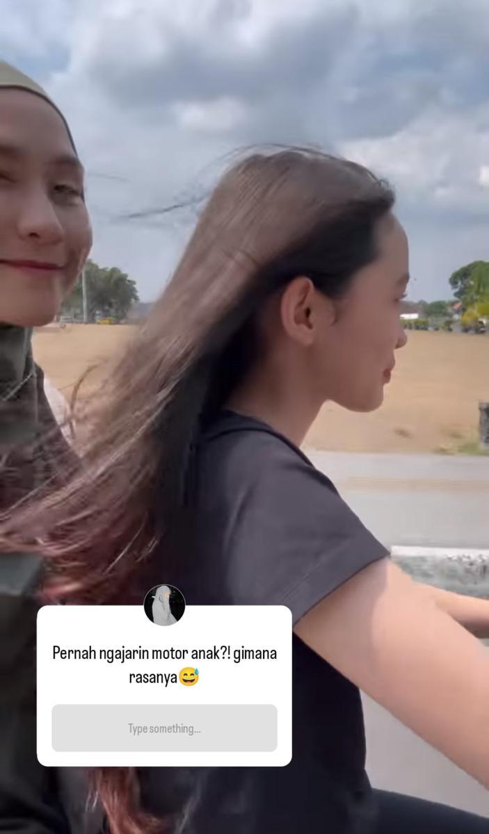 potret Zaskia Adya Mecca mengajari anaknya mengendarai motor (instagram.com/zaskiaadyamecca)