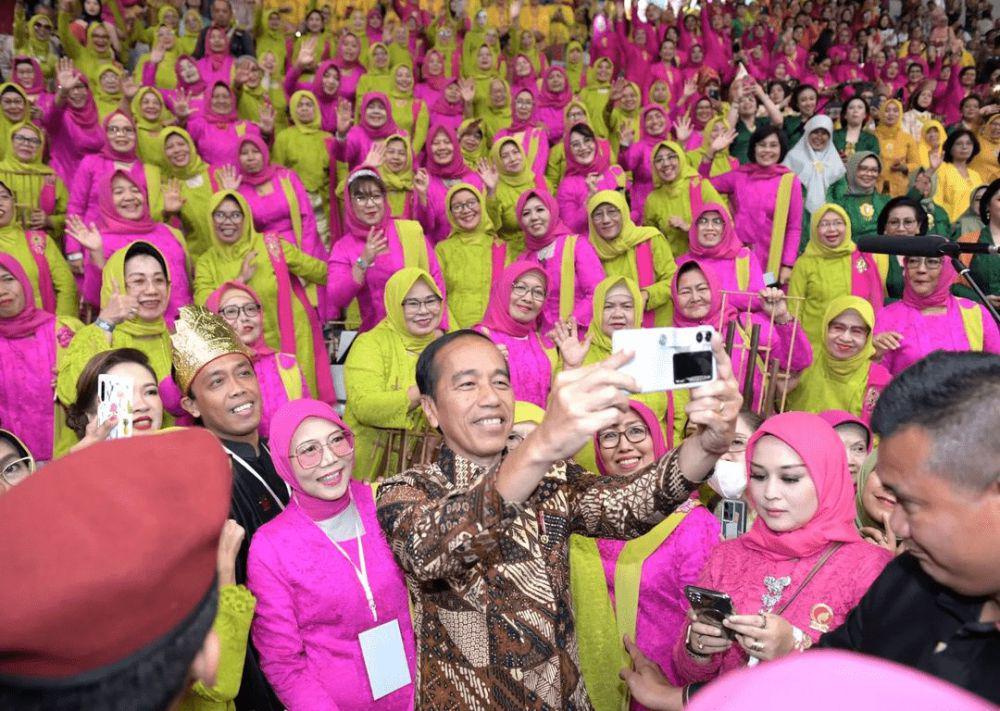 Ulik OPPO Find N2 Flip, HP Selfie Jokowi di Hari Kebaya Nasional