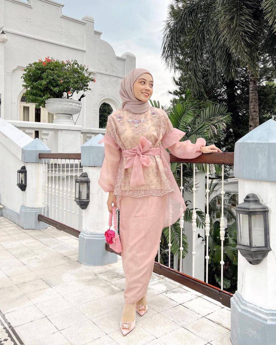 inspirasi kebaya organza untuk wisuda (instagram.com/meiraniap)
