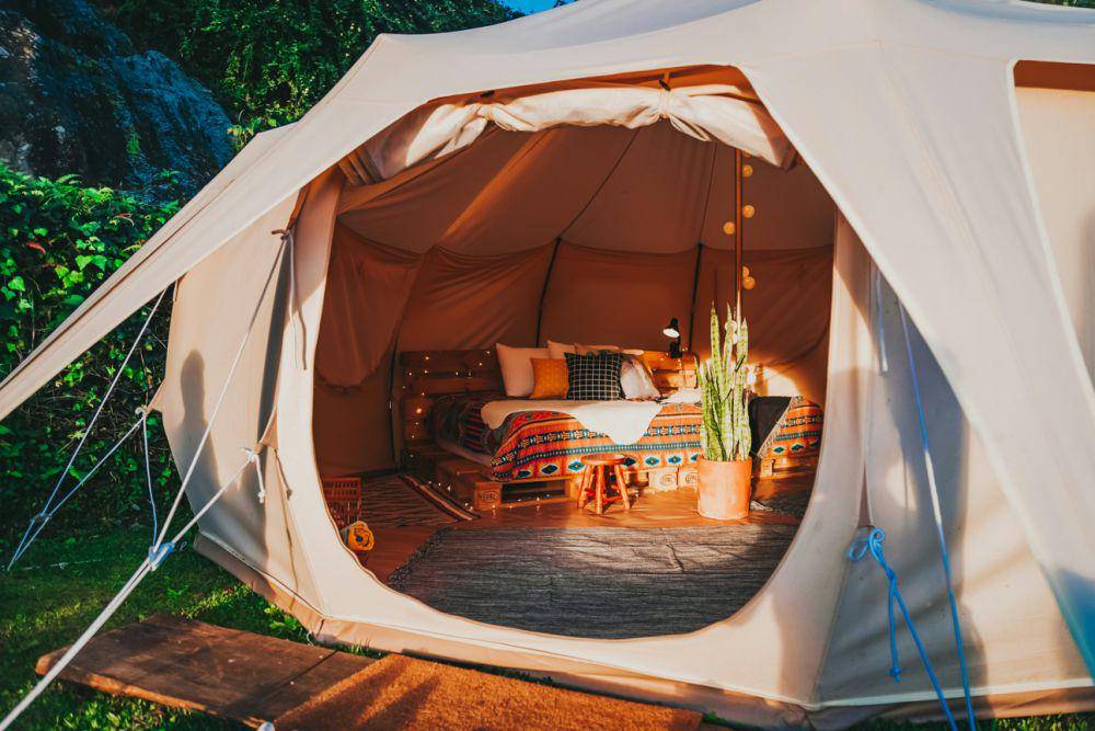 ilustrasi glamping untuk tempat liburan (pexels.com/Matheus Bertelli)