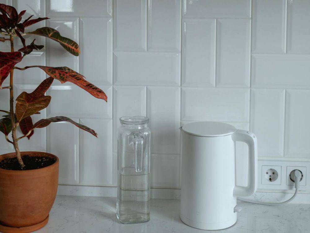 ilustrasi backsplash berpola vertikal dan horizontal (pexels.com/cottonbro studio)