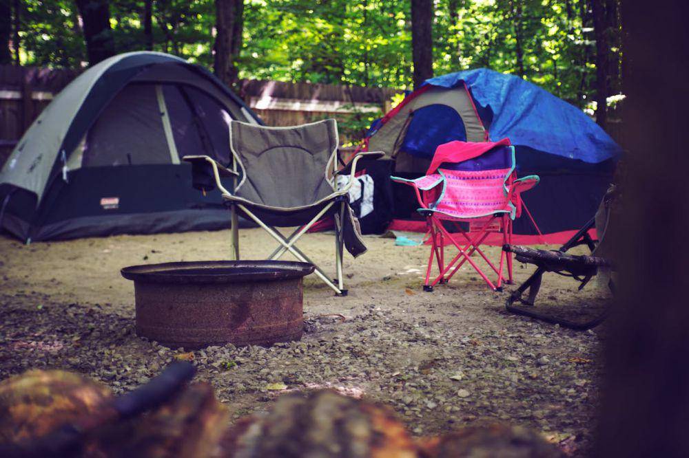 ilustrasi dua tenda yang berdiri di sebuah camping ground (pexels.com/Mac DeStroir)