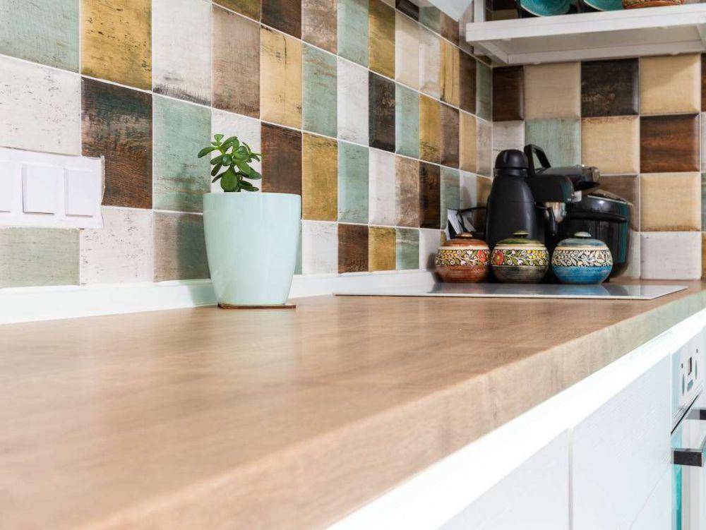 ilustrasi backsplash pola lurus (pexels.com/Max Vakhtbovycn)