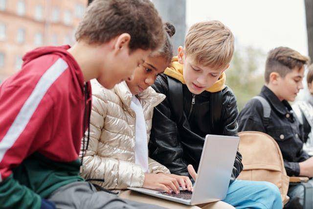 Pakai bahasa inggris (pexels.com/max-fischer)