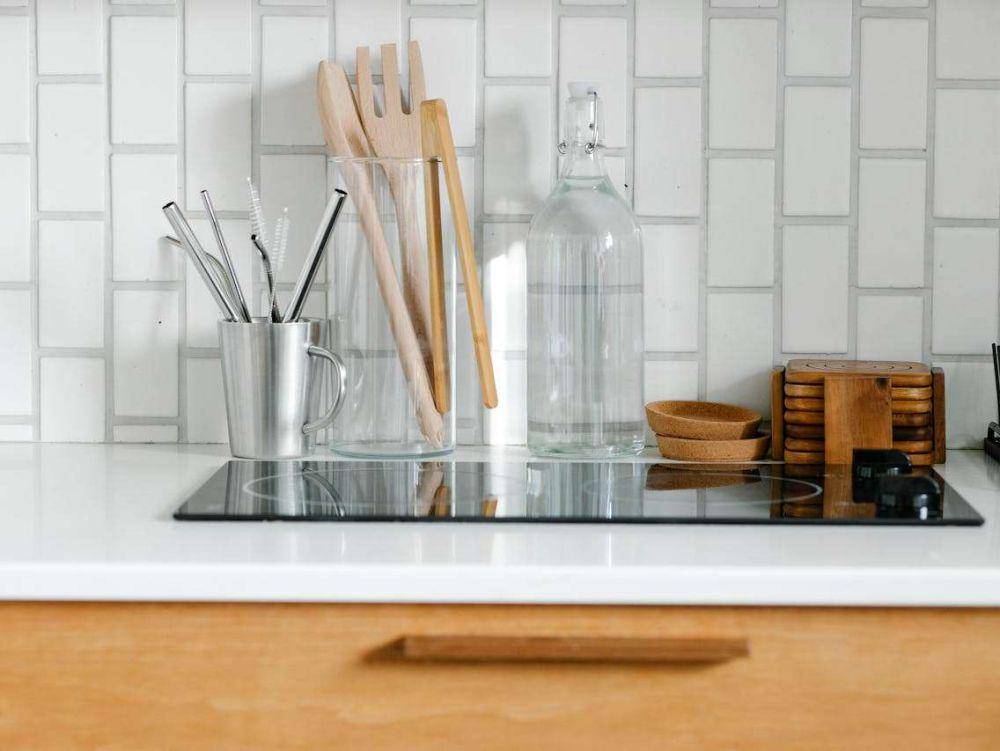 ilustrasi backsplash berpola batu bata vertikal (pexels.com/Sarah Chai)