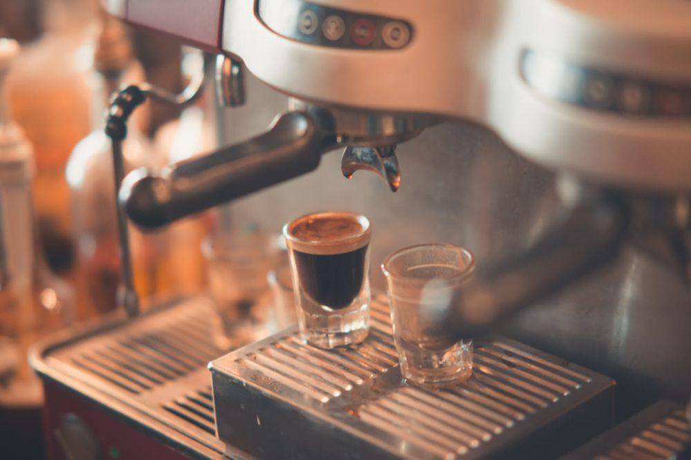 ilustrasi shot glass (pexels.com/Craig Adderley)