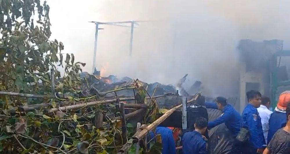 Proses pemadaman api karhutla di wilayah 8 Ulu Palembang (Dok: istimewa)