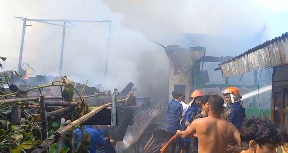 Proses pemadaman api karhutla di wilayah 8 Ulu Palembang (Dok: istimewa)