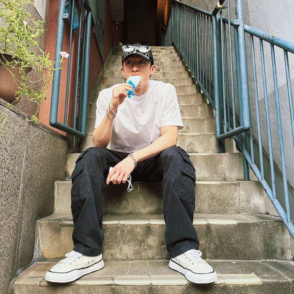 OOTD pakai t-shirt putih ala Bang Chan Stray Kids (instagram.com/gnabnahc)