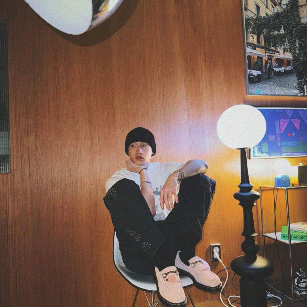 OOTD pakai t-shirt putih ala Bang Chan Stray Kids (instagram.com/gnabnahc)