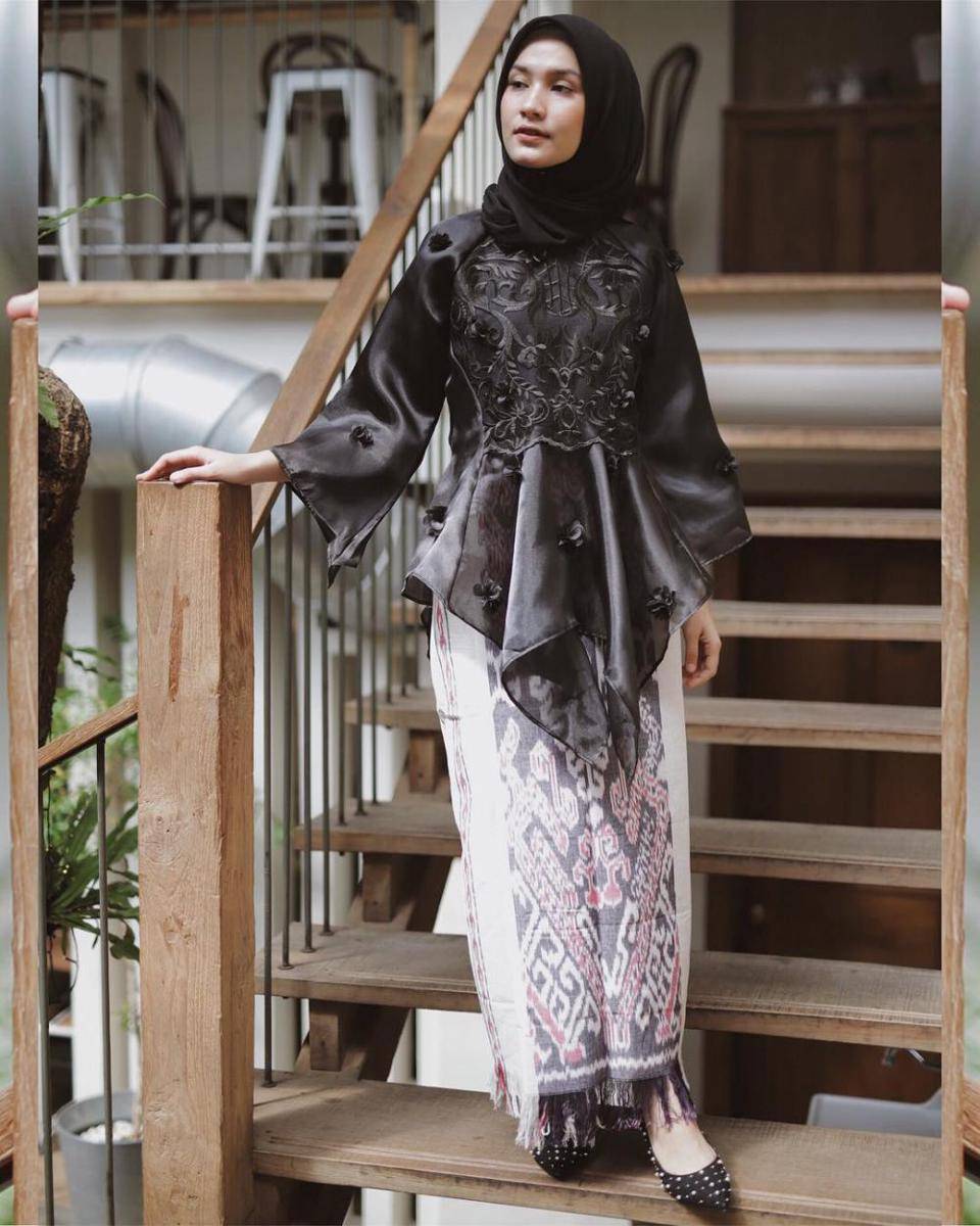 inspirasi kebaya organza untuk wisuda (instagram.com/dwihandaanda)