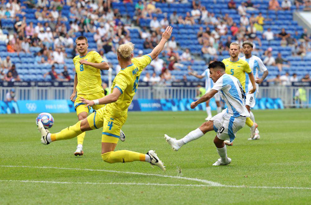 Thiago Almada mencetak gol ke gawang Ukraina pada fase grup Olimpiade Paris 2024. (twitter.com/Argentina)