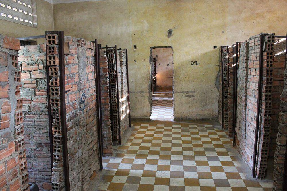 Penjara Tuol Sleng yang jadi tempat penyiksaan warga sipil Kamboja oleh rezim Khmer Merah. (commons.m.wikimedia.org/uhooep)