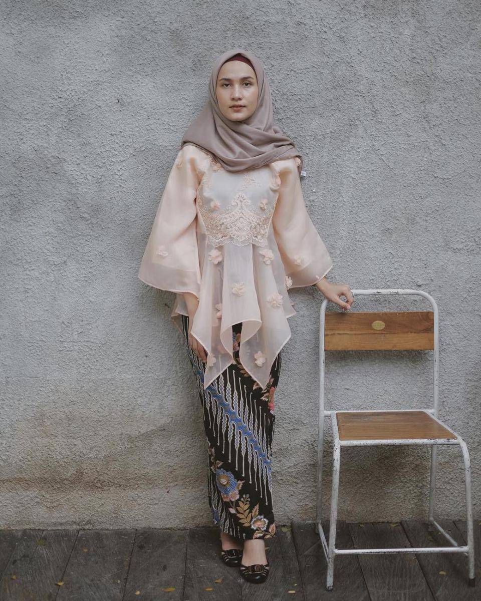 inspirasi kebaya organza untuk wisuda (instagram.com/dwihandaanda)