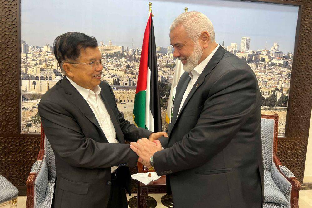 Wakil Presiden RI ke-10 dan 12 Jusuf Kalla bertemu dengan pemimpin politik Hamas, Ismail Haniyeh di Doha, Qatar. (dok. tim media JK)