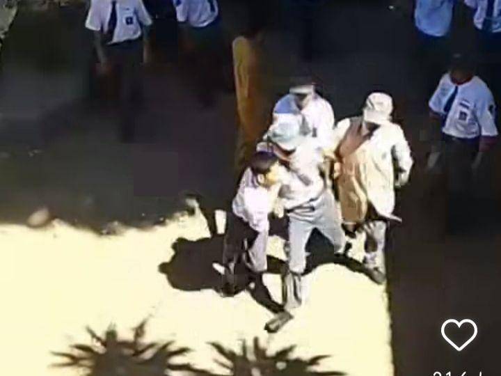Cuplikan video pengeroyokan adik kelas di SMK Negeri 5 Makassar yang viral di media sosial. (Dok. Istimewa)