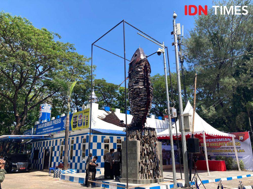 Peresmian tugu ikan terbuat dari susunan knalpot brong di Jalan AP Pettarani Makassar, Rabu (31/7/2024). (IDN Times/Faisal Mustafa)