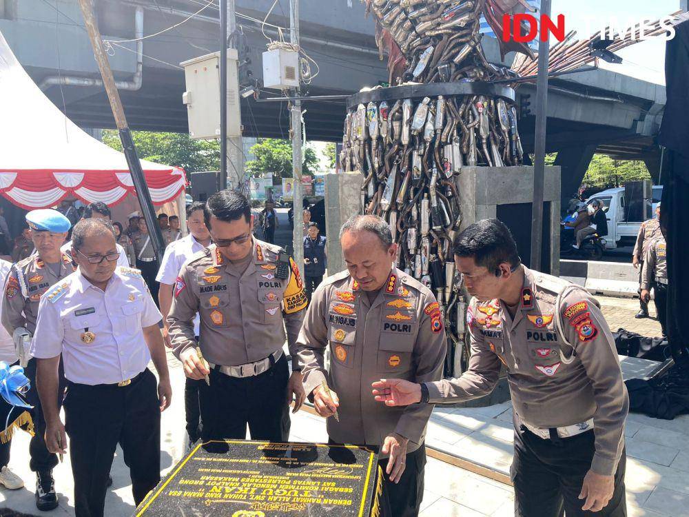 Peresmian tugu ikan terbuat dari susunan knalpot brong di Jalan AP Pettarani Makassar, Rabu (31/7/2024). (IDN Times/Faisal Mustafa)