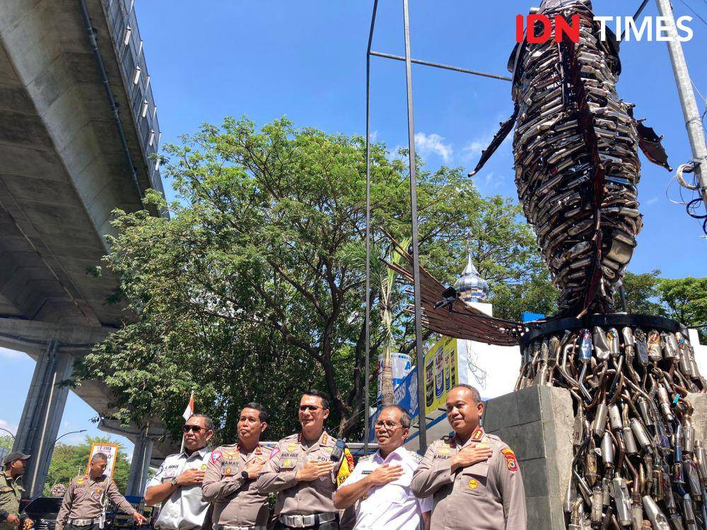 Peresmian tugu ikan terbuat dari susunan knalpot brong di Jalan AP Pettarani Makassar, Rabu (31/7/2024). (IDN Times/Faisal Mustafa)