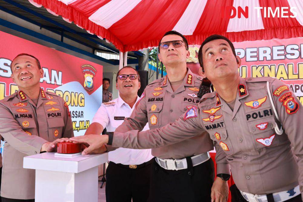 Peresmian tugu ikan terbuat dari susunan knalpot brong di Jalan AP Pettarani Makassar, Rabu (31/7/2024). (IDN Times/Faisal Mustafa)