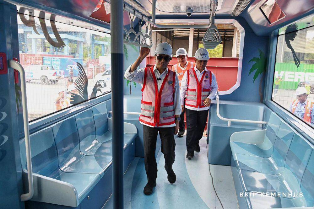 Menteri Perhubungan (Menhub), Budi Karya Sumadi meninjau trem otonom yang tiba di Pelabuhan Balikpapan (dok. BKIP)