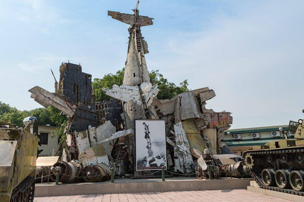 reruntuhan pesawat tempur Amerika Serikat di Vietnam Military History Museum, Hanoi (commons.m.wikimedia.org/dronepicr)